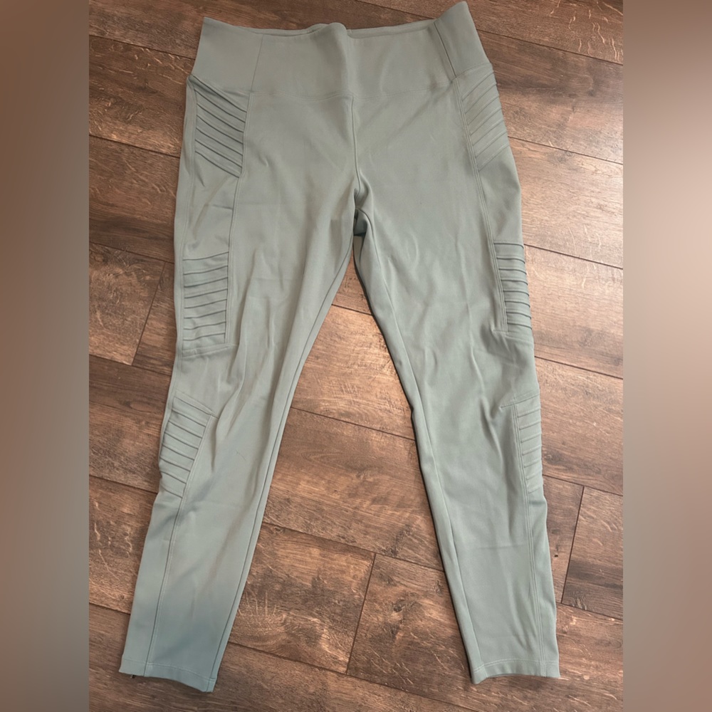 Great used condition Athleta Delancey Motto Tight